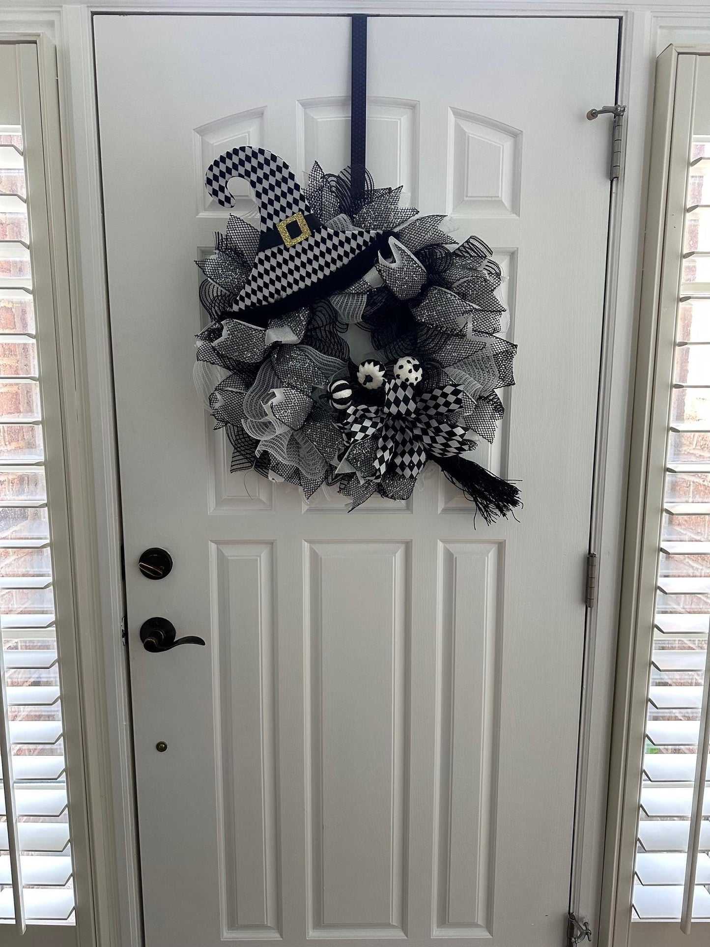 Black & White Harlequin Witch Hat Halloween Wreath – Front Door Décor